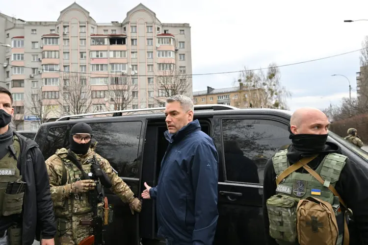 A agência local diz que Nehammer almeja encorajar o diálogo entre Ucrânia e Rússia e também falar de "crimes de guerra" russos na conversa com Putin (AFP/AFP)