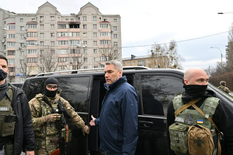A agência local diz que Nehammer almeja encorajar o diálogo entre Ucrânia e Rússia e também falar de "crimes de guerra" russos na conversa com Putin (AFP/AFP)