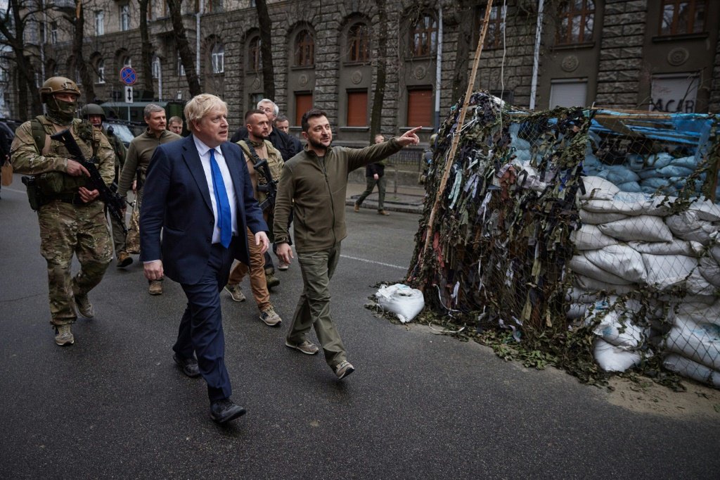 Boris Johnson celebra a 'gente de ferro' após viagem à Ucrânia