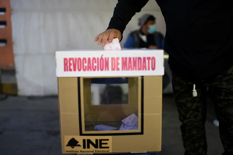 Votação no referendo revogatório, em Chimalhuacán, estado do México, em 10 de abril de 2022 (AFP/AFP)