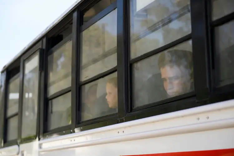 Jovens refugiados provenientes da Ucrânia a bordo de um ônibus que ls leva de Tijuana, no México, a San Ysidro, nos Estados Unidos, em 8 de abril de 2022 (AFP/AFP)