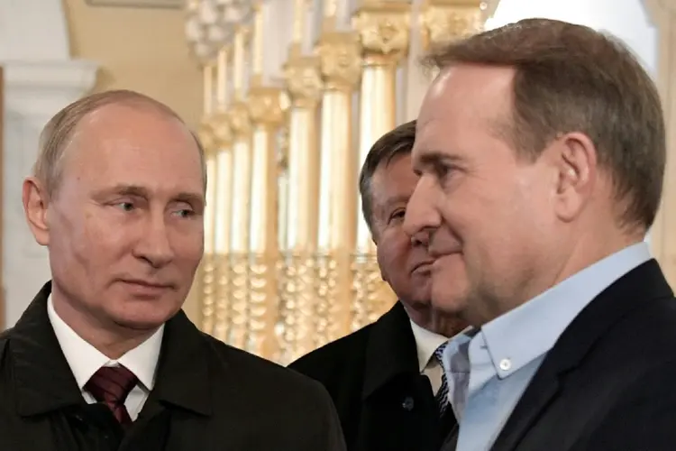 O político ucraniano Viktor Medvedchuk (d) e o presidente russo, Vladimir Putin, na cidade russa de Istra (AFP/AFP)