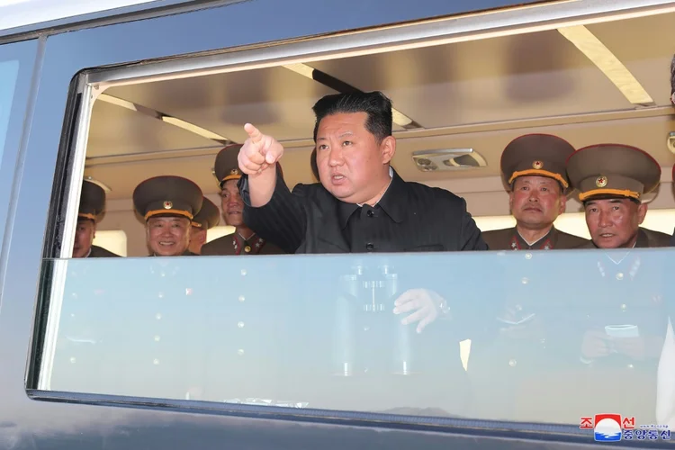 Kim Jong Un: ditador participou dos testes. (AFP/AFP)