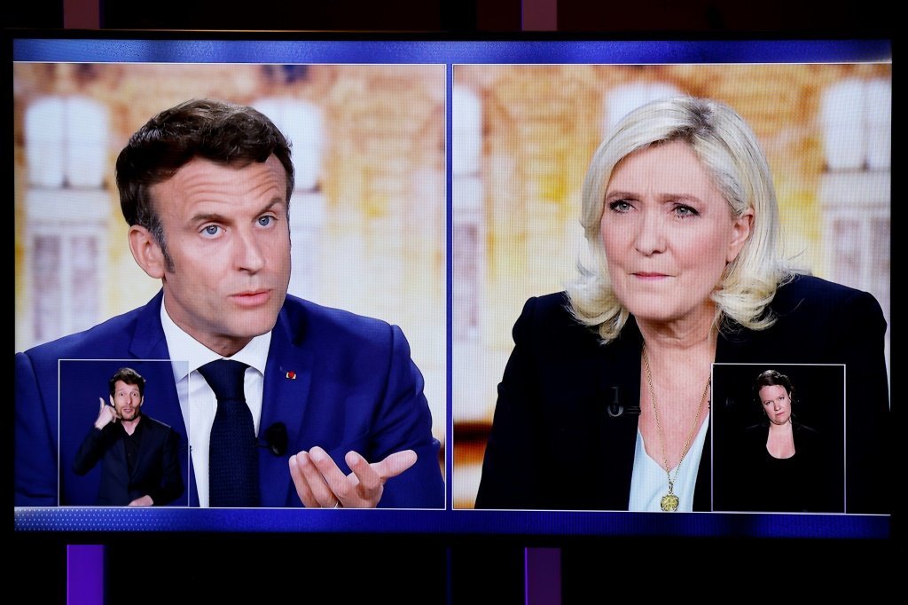 Emmanuel Macron e Marine Le Pen protagonizaram um tenso debate de três horas na quarta-feira (AFP/AFP)