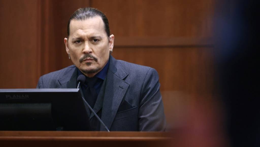Johnny Depp em um tribunal em Fairfax, Virgínia, em 21 de abril de 2022 (AFP/AFP)