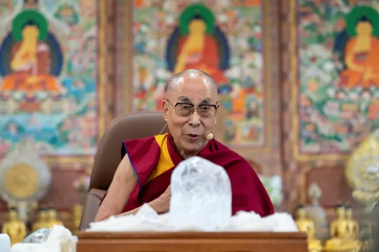 Dalai lama, líder espiritual dos budistas, recebe gelo do Himalaia de ativistas da causa ambiental (AFP/AFP)