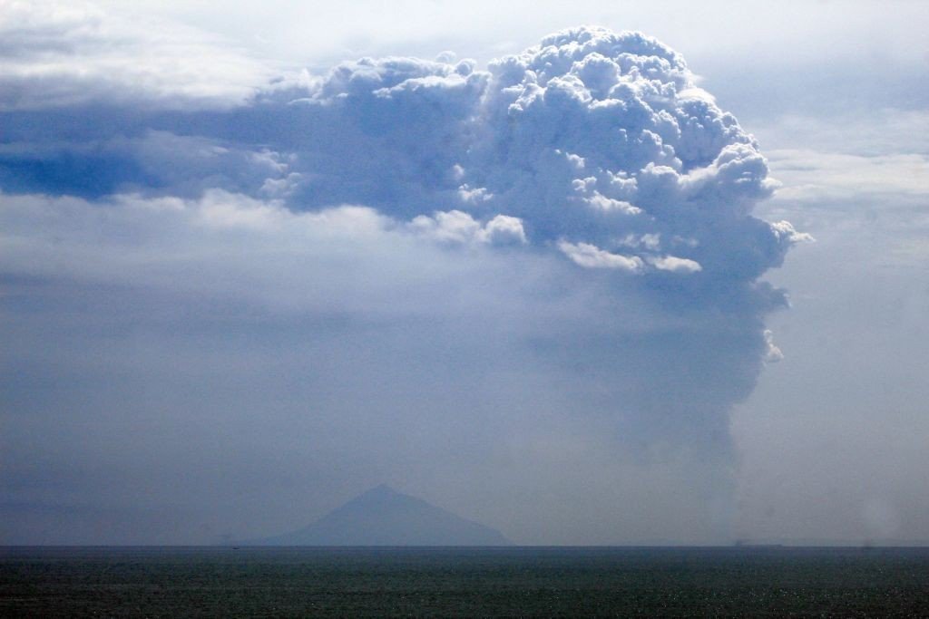 O Anak Krakatoa entrou em erupção pelo menos 21 vezes nas últimas semanas, mas a erupção deste domingo é a maior. (DZIKI OKTOMAULIYADI / Colaborador/Getty Images)