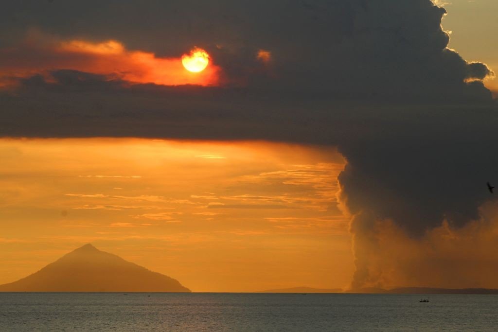 Erupção do vulcão Anak Krakatoa, na Indonésia