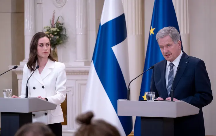 A primeira-ministra da Finlândia, Sanna Marin e o presidente da Finlândia, Sauli Niinistö, dão uma entrevista coletiva para anunciar que a Finlândia se candidatará à adesão à OTAN (Alessandro RAMPAZZO/AFP)