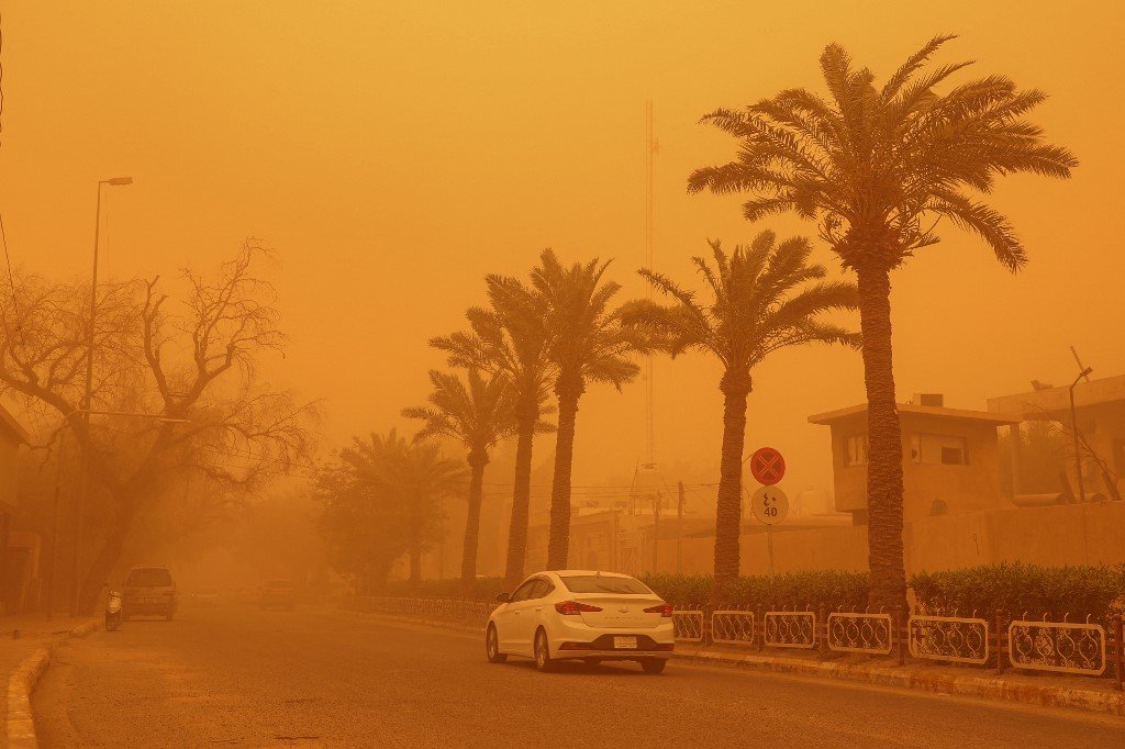 Tempestade de areia no Iraque: espessa nuvem de poeira dificultava a visão a apenas poucos metros (ASAAD NIAZI/AFP)
