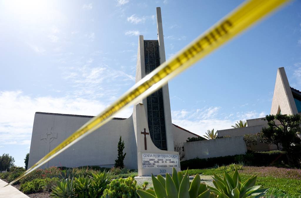 Fita policial isola a Igreja Presbiteriana Geneva, em 15 de maio de 2022, em Laguna Woods, Califórnia (AFP/Mario Tama/Getty Images)