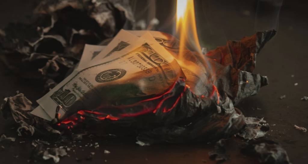 61% dos brasileiros 'queimam' dinheiro todos os meses; você é um deles?