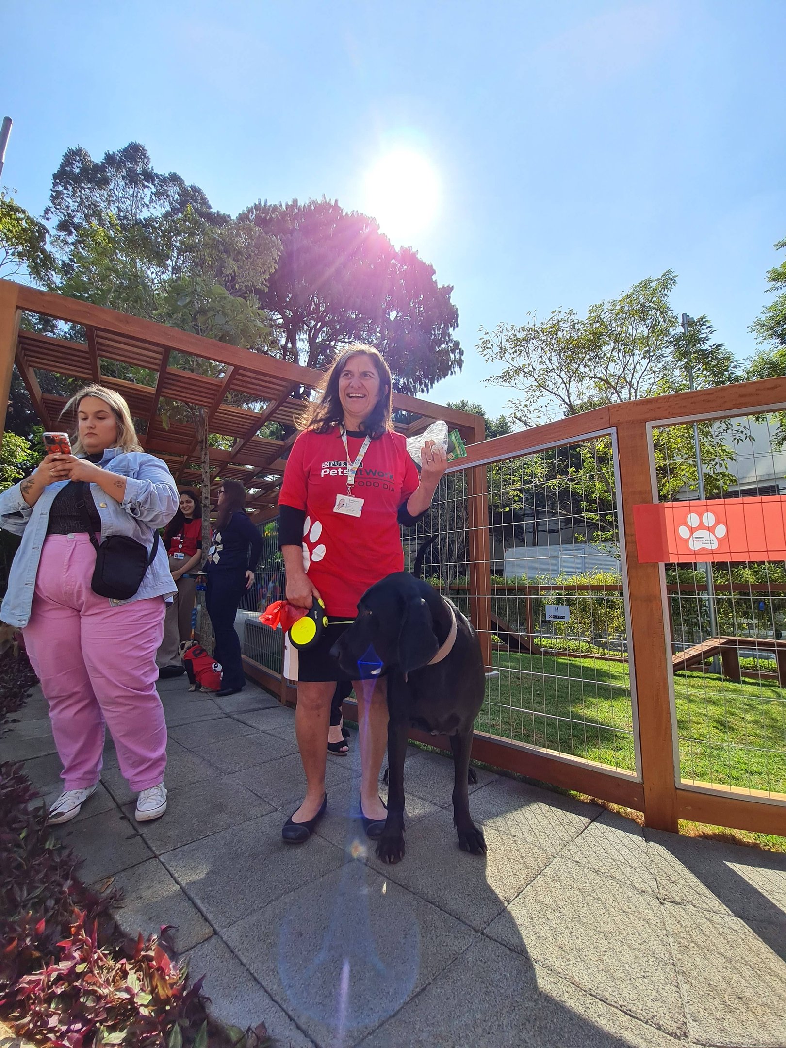 Funcionária e seu cachorro em inauguração da área externa para pet na sede da Nestlé em São Paulo