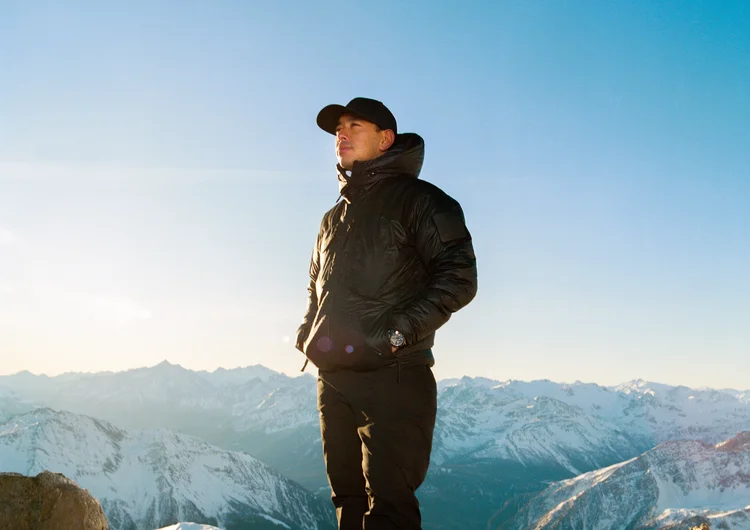 Nimsdai Purja, o primeiro alpinista a subir os cumes do Everest, Lhotse e Kanchenjunga, sem oxigênio suplementar. (Montblanc/Divulgação)