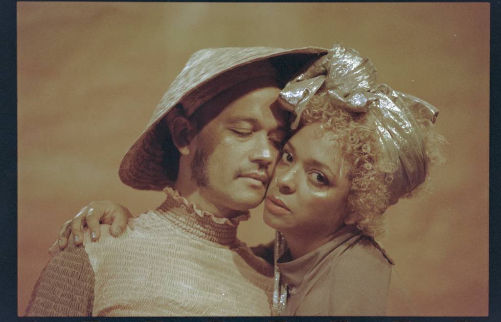 Anelis Assumpção e Curumin se apresentam no Teatro Sérgio Cardoso