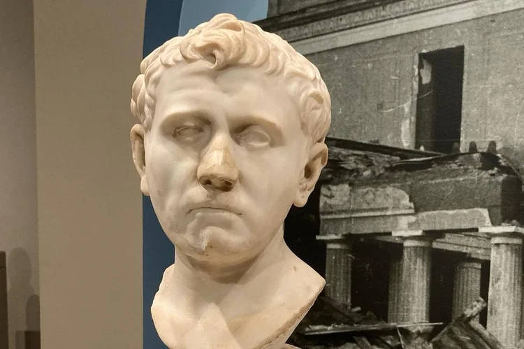 Mulher compra busto de mais de 2 mil anos em brechó por R$ 180 (Instagram/Reprodução)