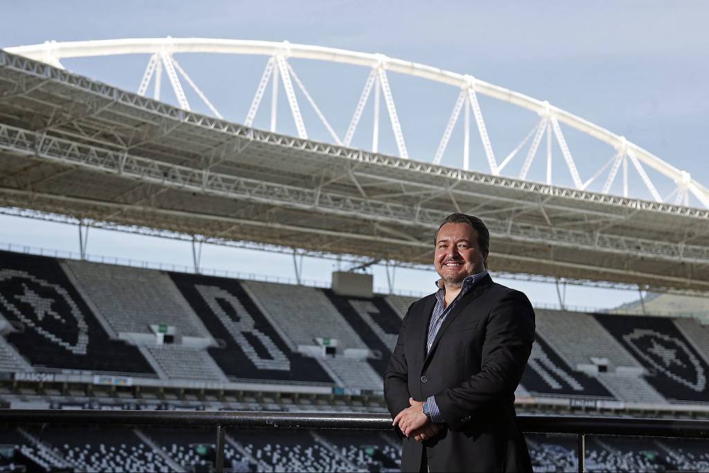 John Textor, do Botafogo, após ver jogo na torcida: É o único jeito de  assistir a futebol, botafogo