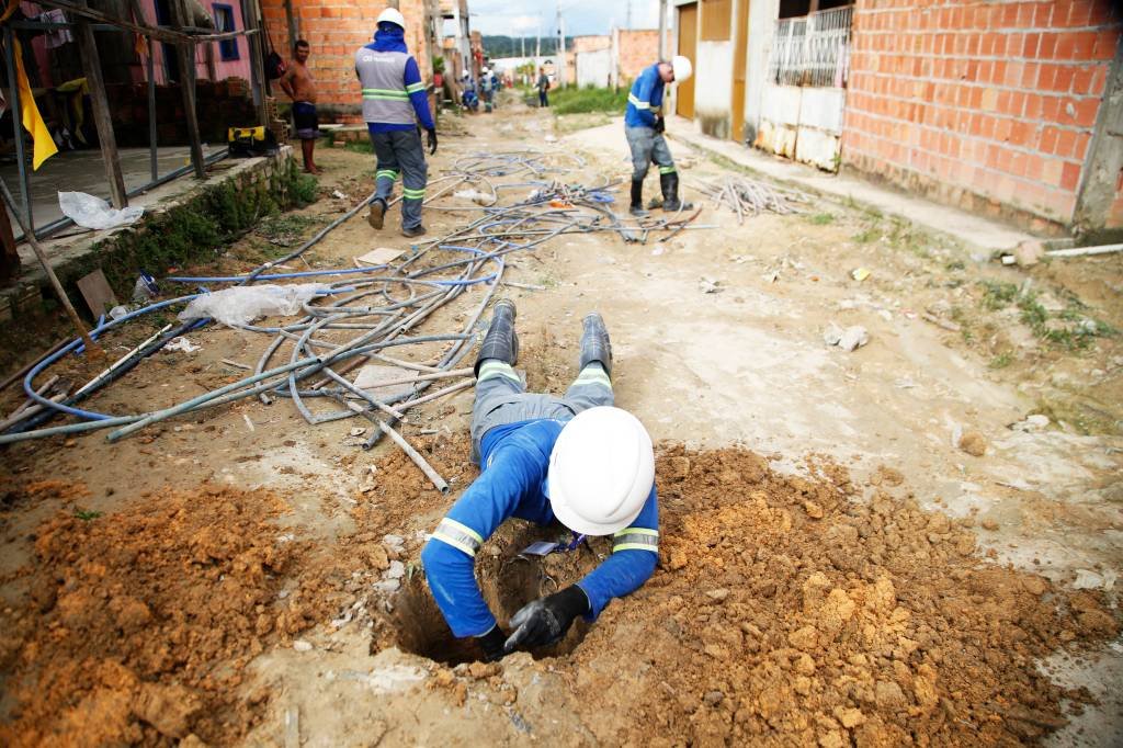 Instalação de tubulações para acesso à água tratada em Manaus