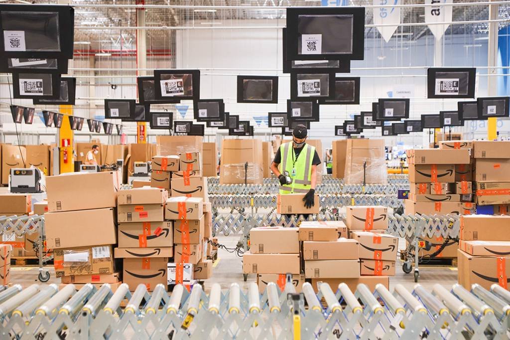 Centro de distribuição da Amazon em Cajamar (SP): a varejista contratou 6.000 pessoas para dar conta da demanda neste fim do ano (Leandro Fonseca/Exame)