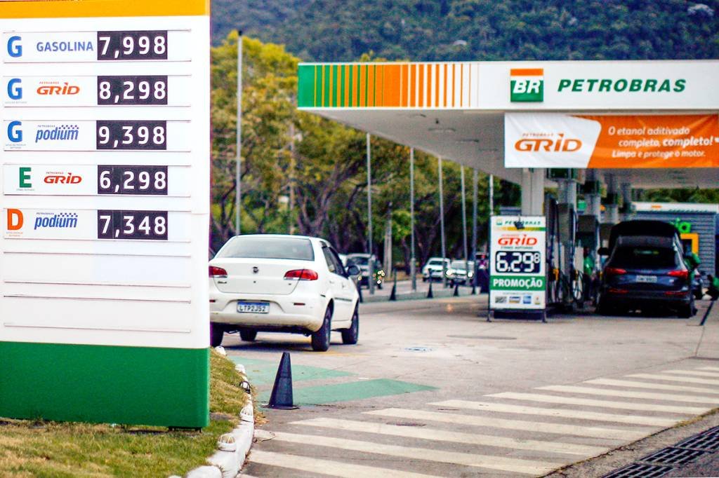 Posto de combustível: preço da gasolina cortado em R$ 0,20 pela Petrobras com momento favorável no mercado internacional (Buda Mendes/Getty Images)
