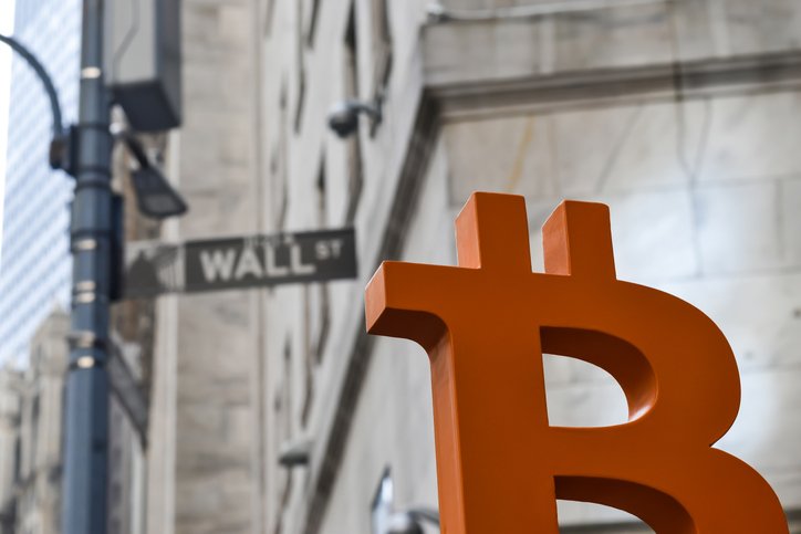 Bitcoin e outras criptomoedas têm sido temas recorrentes entre gigantes de Wall Street (Leonid Sukala/Getty Images)