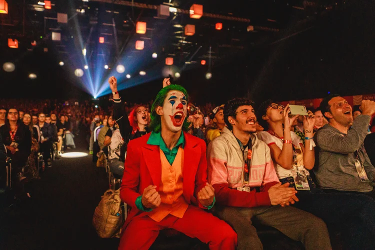 Homem vestido do personagem Coringa durante evento da CCXP (CCXP/Divulgação)
