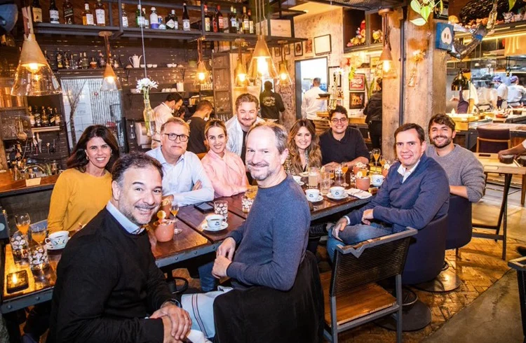 Clube de CMOs Exame e Zmes: Cristina Duclos (Dr Consulta), Frank Pflaumer (Seara), Renata Gomide (O Boticário), Marcelo Tripoli (Zmes), Patricia Borges (Diageo), Pedro Valente (Exame). Na frente, Daniel Pagano (Livelo), Arnaldo Rosa (Exame), Joao Branco, (McDonald's) e Bernardo Leão (Magalu) (Leandro Fonseca/Exame)