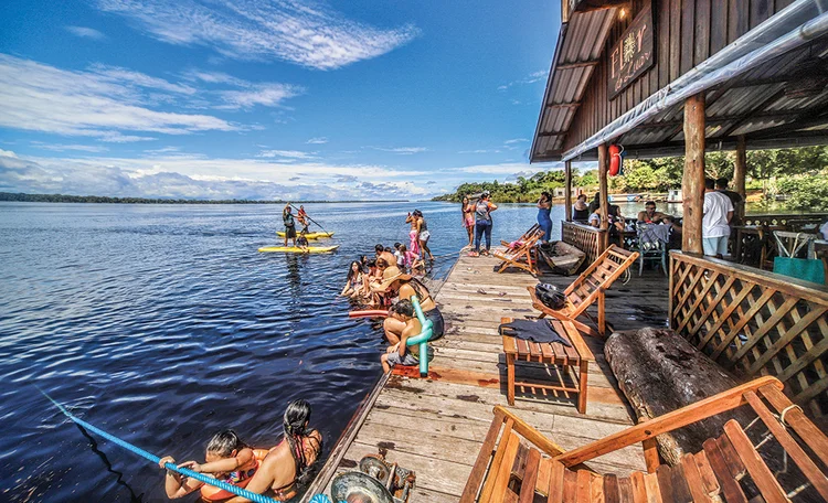 Um dos restaurantes flutuantes na beira do Rio Negro: contato com os botos deu fama a Novo Airão, hoje um polo do ecoturismo (Leandro Fonseca/Exame)