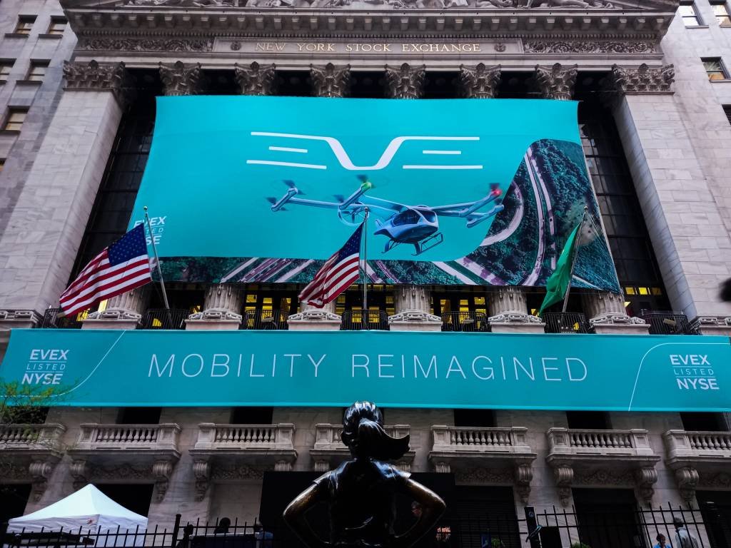 Eve, dos "carros voadores" da Embraer, despenca em estreia na NYSE