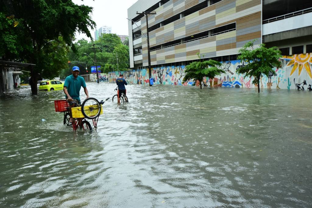 Fortes chuvas em Recife: ferramenta de emissão de alertas sobre desastres naturais no Brasil foi ampliada pelo MDR em parceria com o Google (JOãO CARLOS MAZELLA/FOTOARENA/FOTOARENA//Estadão Conteúdo)
