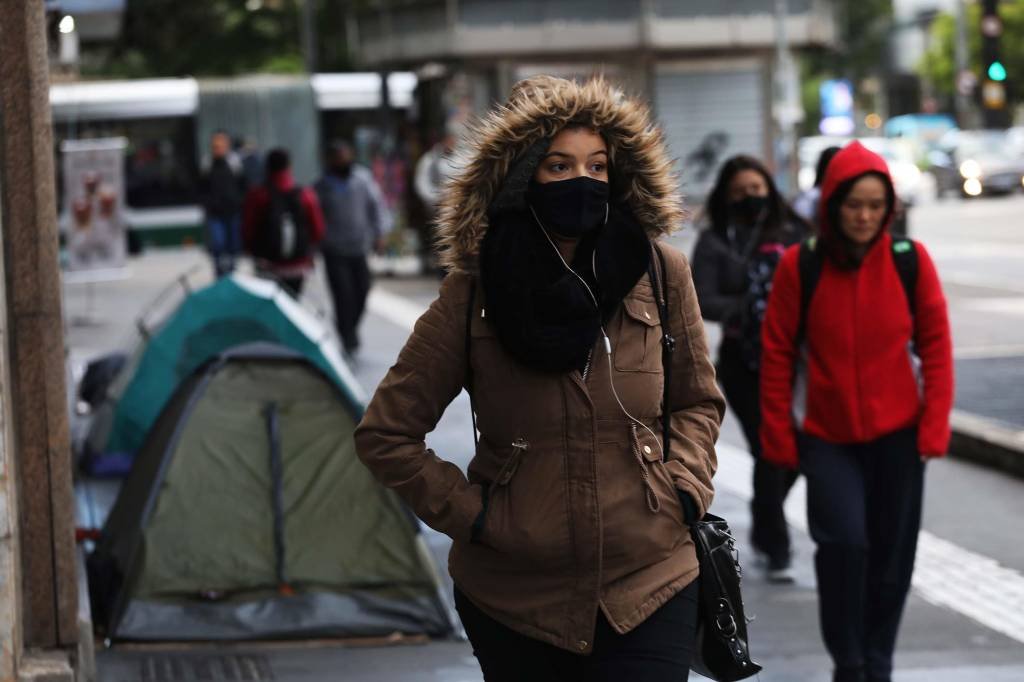 Moradores em São Paulo nesta quarta-feira, 18: dia mais frio do ano (RENATO S. CERQUEIRA/FUTURA PRESS/Estadão Conteúdo)