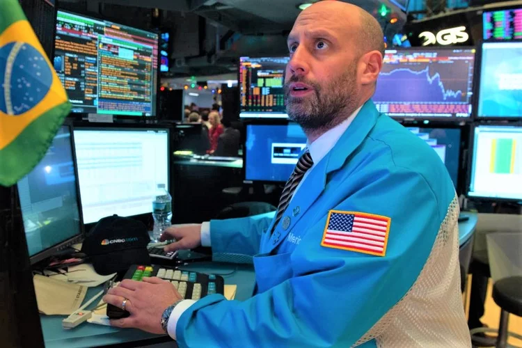 Bandeira do Brasil em mesa de operador da NYSE (BRYAN R. SMITH/AFP via/Getty Images)