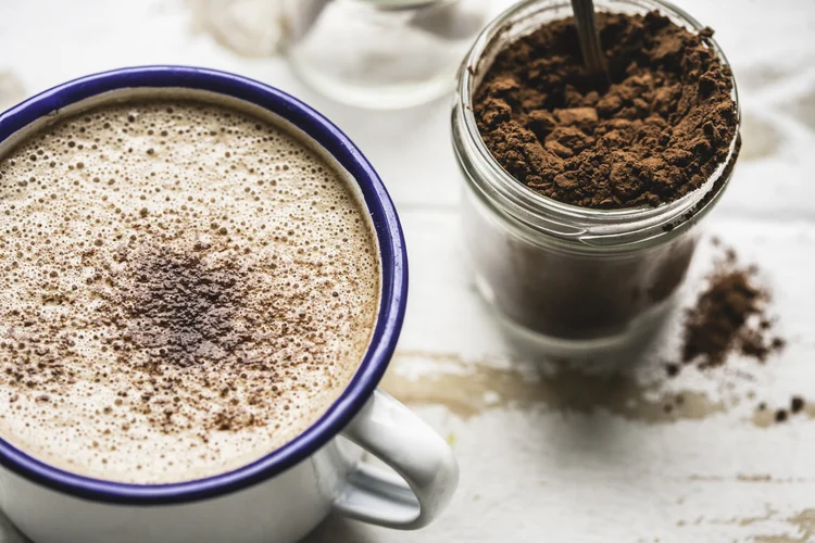 São necessários apenas cinco ingredientes para fazer um chocolate quente de barista. (Enrique Díaz/7cero/Getty Images)