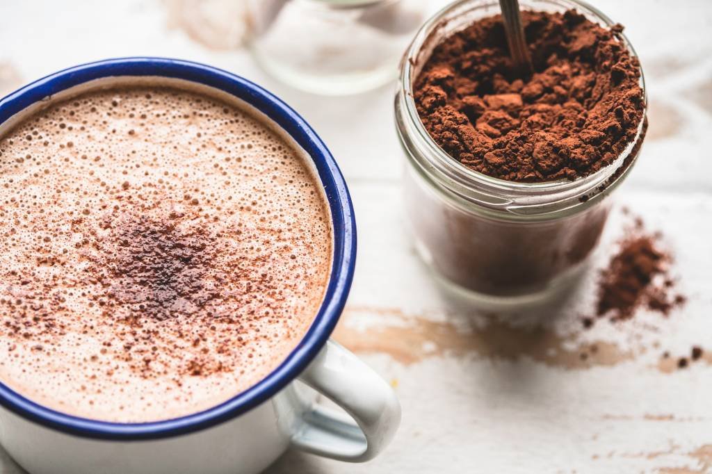 São necessários apenas cinco ingredientes para fazer um chocolate quente de barista. (Enrique Díaz/7cero/Getty Images)