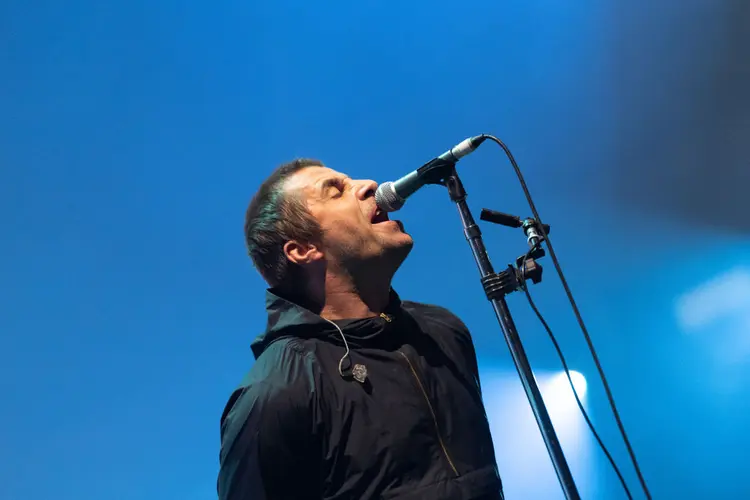 Liam Gallagher em performance solo em 2019; foi ele quem destruiu a guitarra de seu irmão, que foi leiloada (Roberto Ricciuti/Redferns/Reprodução)