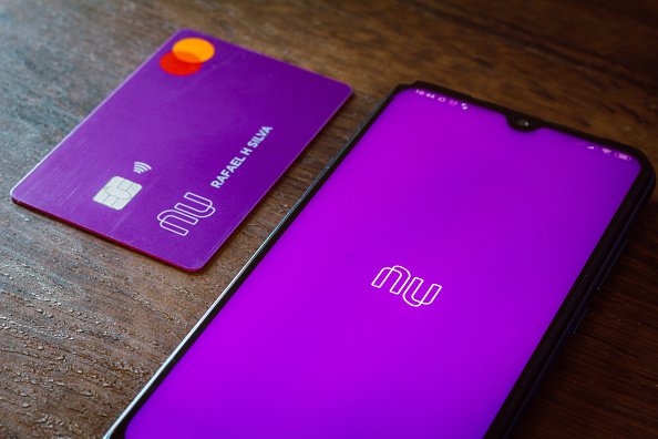 Nubank: fintech passa a oferecer serviços de cartão de crédito, débito e poupança no mesmo aplicativo (Rafael Henrique/SOPA Images/LightRocket via/Getty Images)