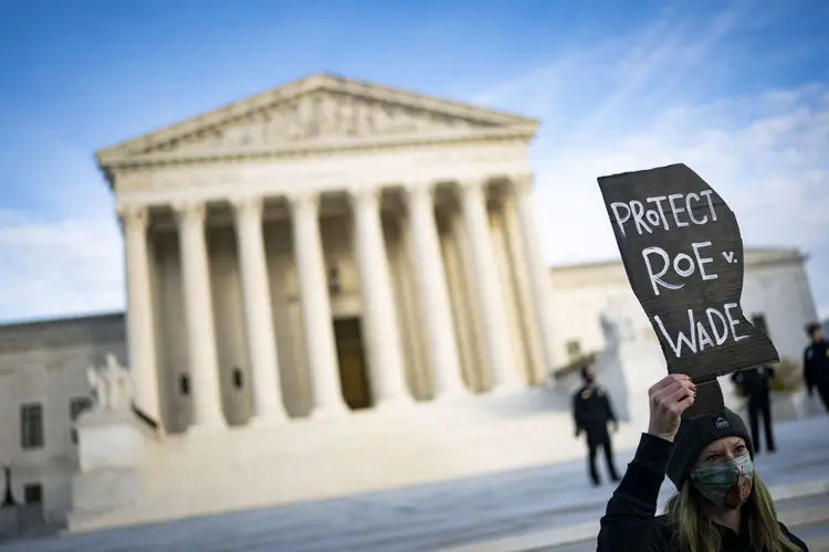 Manifestante protesta pela manutenção de Roe vs. Wade em frente à Suprema Corte: decisão dos anos 1970 pode ser revertida (Al Drago/Bloomberg via Getty Images/Getty Images)