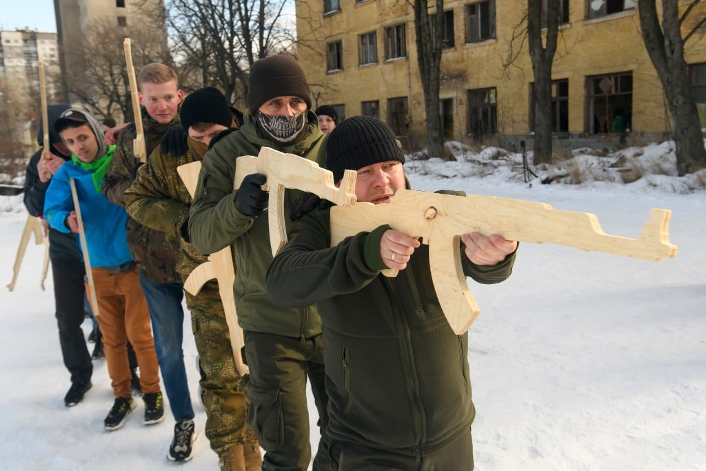 Open Military Training For Civilians Amid Threat Of Russian Invasion In Ukraine Cidadãos de Kiev participam de treinamento militar