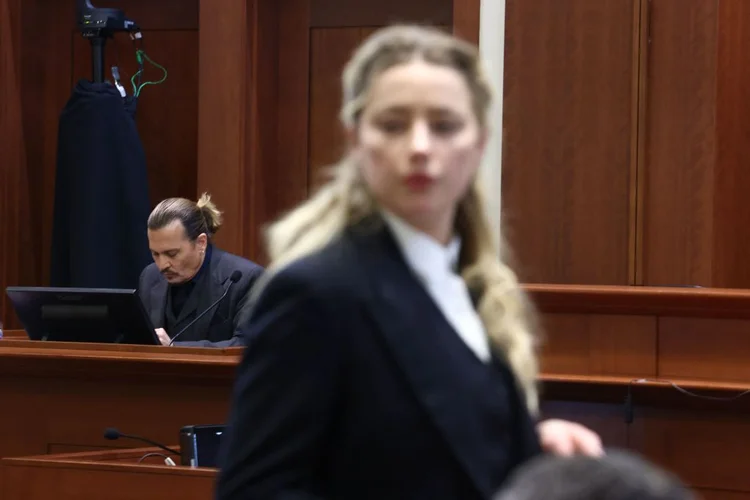 O tribunal do caso envolvendo a atriz Amber Heard, 36, e o ator Johnny Depp, 58 chegou ao final nesta sexta, 27 (JIM LO SCALZO/POOL/AFP/Getty Images)