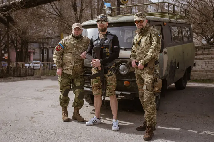Membros do Batalhão Azov são vistos no centro do Batalhão Azov em Zaporizhzhia, Ucrânia, em 31 de março de 2022. Este centro funciona como ponto logístico para o grupo receber alimentos e medicamentos. (Andre Luis Alves/Anadolu Agency/Getty Images)