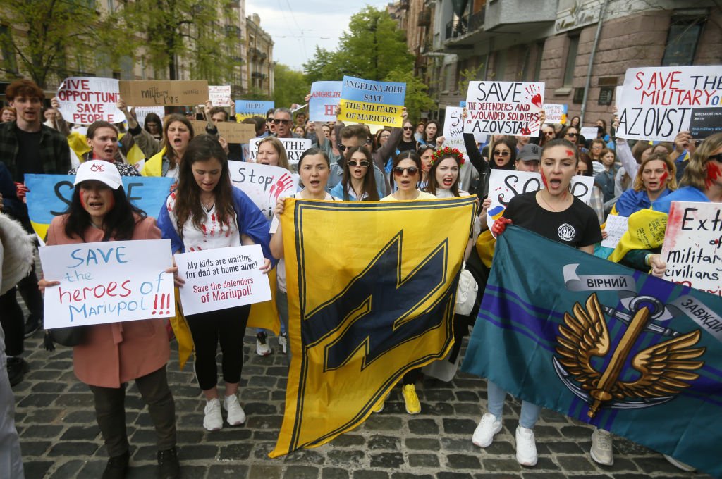 Esposas de militares do Batalhão Azov, parentes e ativistas participam de uma manifestação 'Salvem os militares de Mariupol'