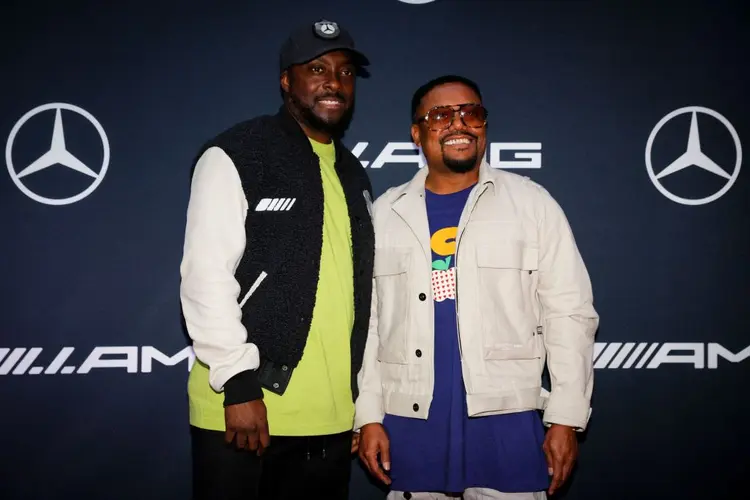 Will.i.am (esquerda) e Apl.de.ap (direita) da banda Black Eyed Peas em evento da Mercedes  (Marco BELLO/AFP)