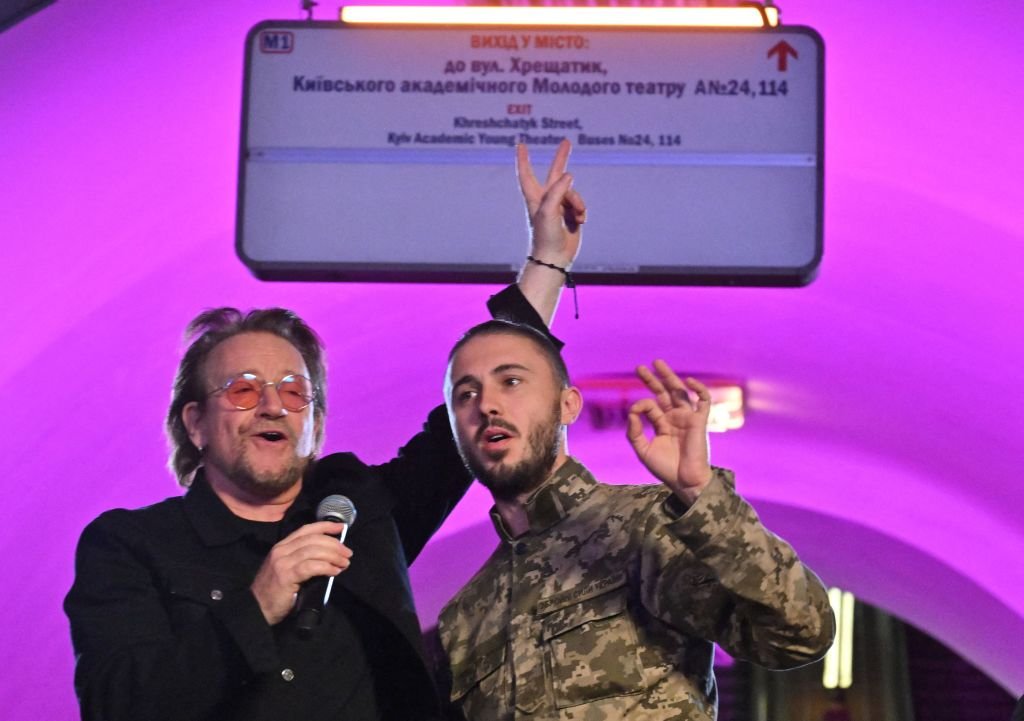 Bono, do U2, faz show em metrô na Ucrânia; veja vídeo