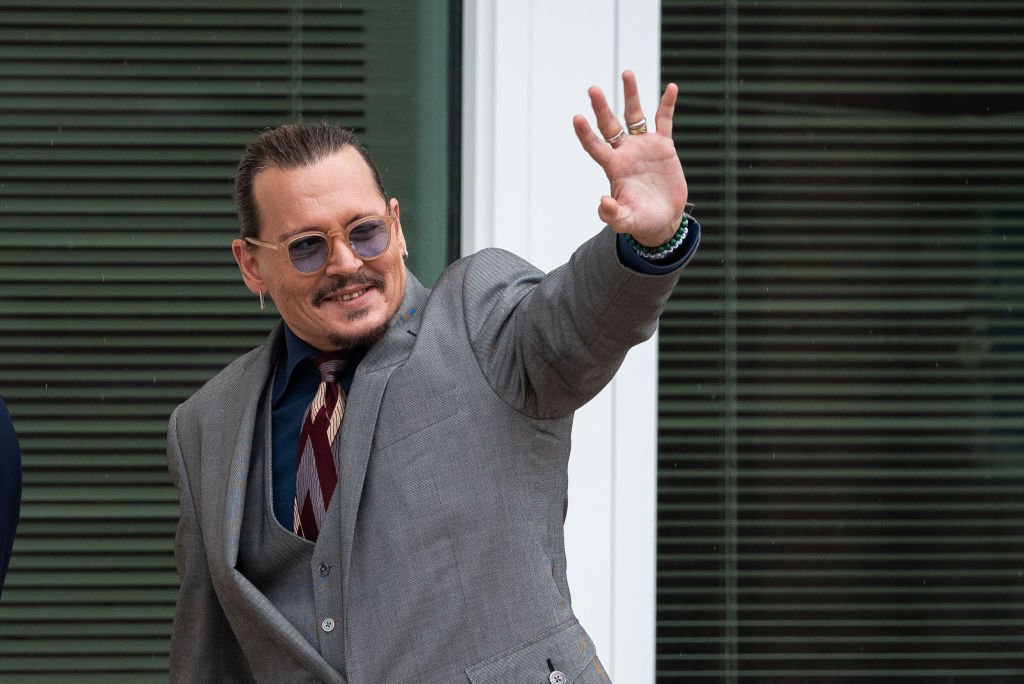 Johnny Depp viverá rei francês Luís XV em novo filme da Netflix, diz site