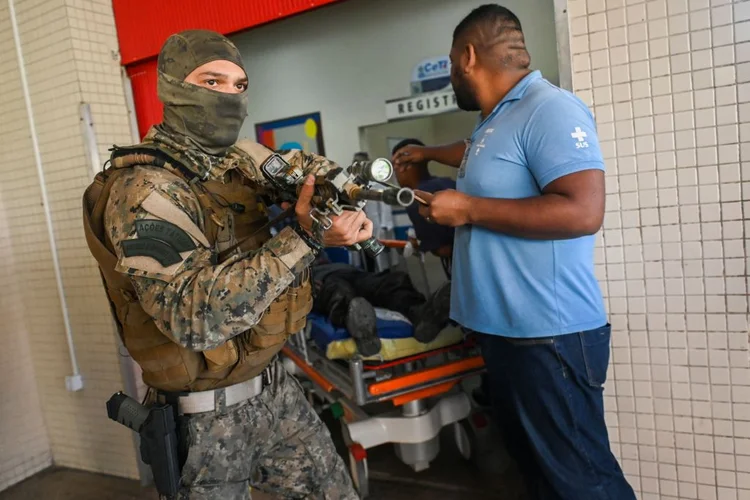 Policial baleado é levado a hospital: polícia diz que foi recebida a tiros. (MAURO PIMENTEL / Colaborador/Getty Images)