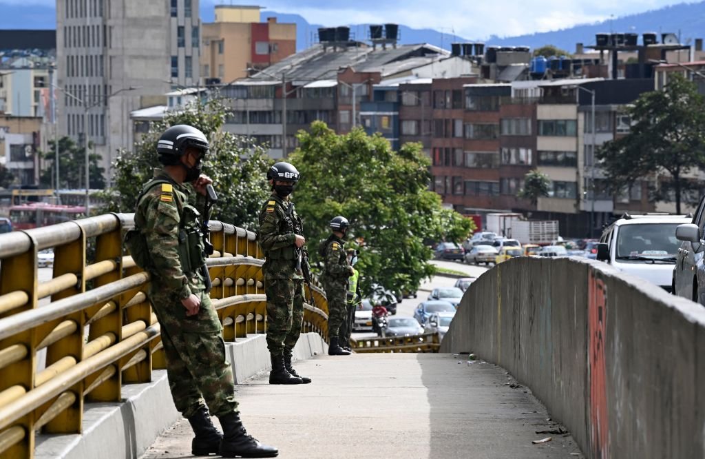 Soldados vigiam ponte na Colômbia: operação especial de segurança antes das eleições (YURI CORTEZ/AFP/Getty Images)