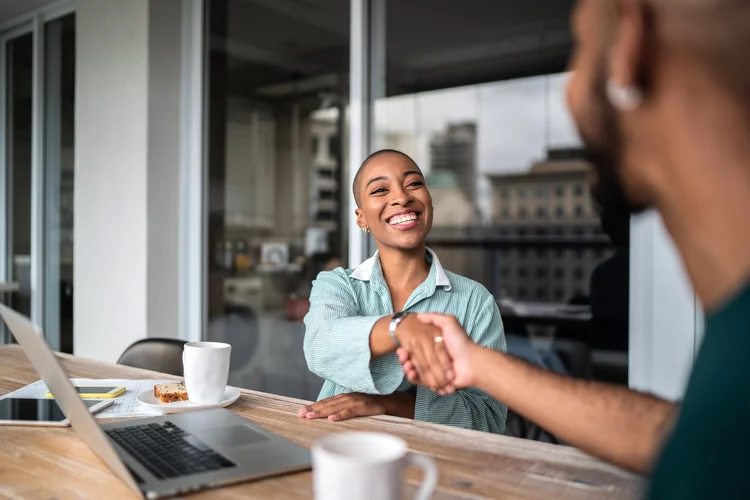 Financial advisor shaking hands with customer (FG Trade/Divulgação)