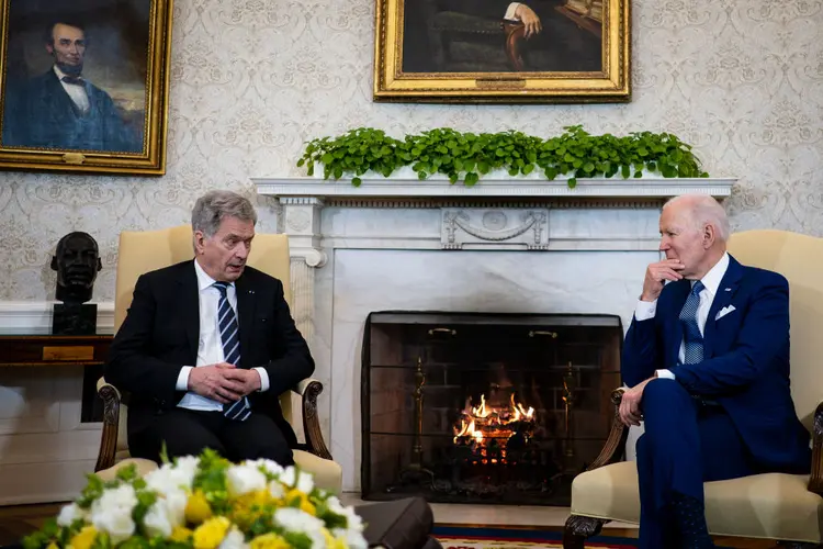 Biden e o presidente da Finlândia, Sauli Niinistö (foto de arquivo): desejo de adesão dos nórdicos à Otan (Pete Marovich-Pool/Getty Images)