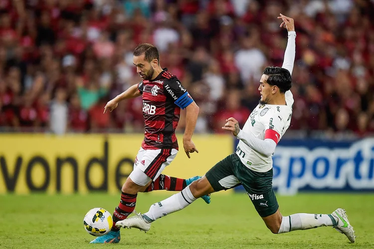 Futebol: Os dados apontam que o crescimento de faturamento ocorreu principalmente pelo recebimento tardio dos direitos de TV em 2021 de valores referentes às competições de 2020 (Alexandre Loureiro/Getty Images)