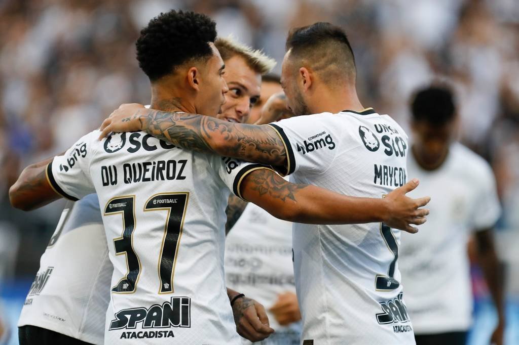 Du Queiroz, Roger Guedes e Maycon do Corinthians (Ricardo Moreira/Getty Images)